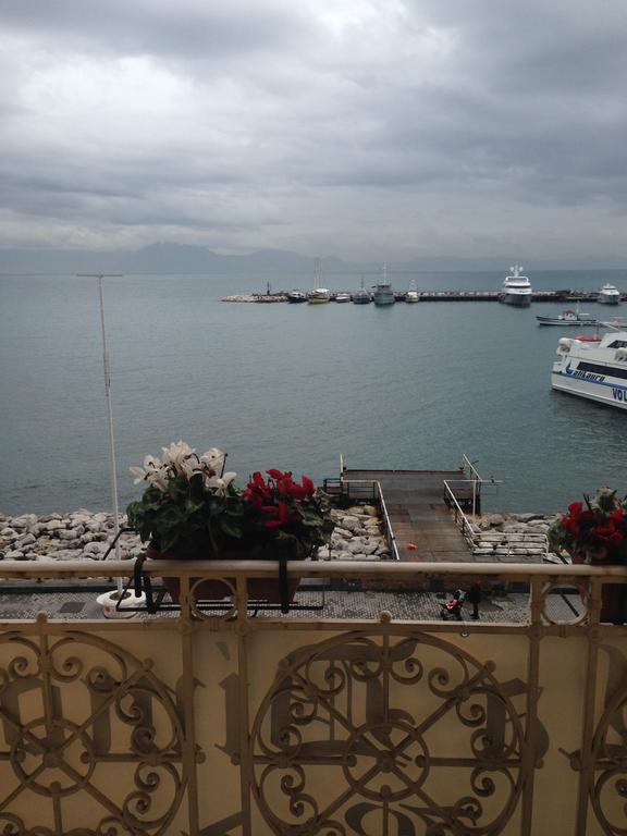 La Dimora Dei Baroni Bed & Breakfast Napoli Oda fotoğraf
