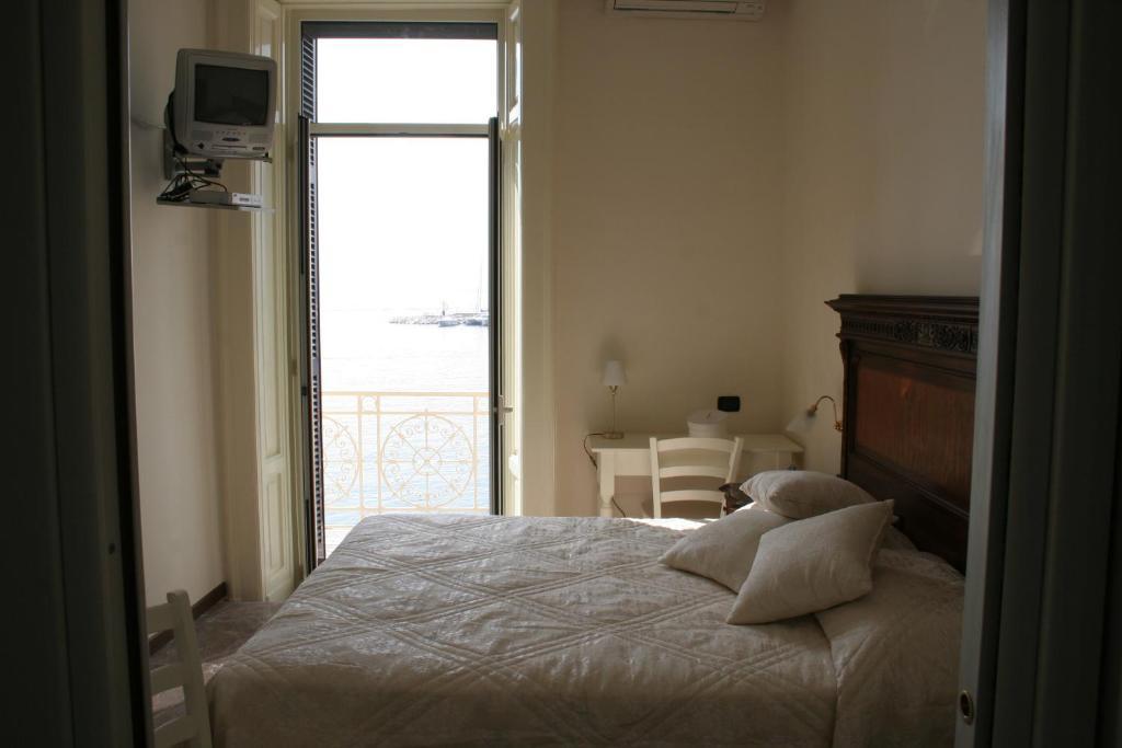 La Dimora Dei Baroni Bed & Breakfast Napoli Oda fotoğraf