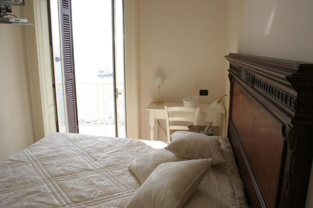 La Dimora Dei Baroni Bed & Breakfast Napoli Oda fotoğraf