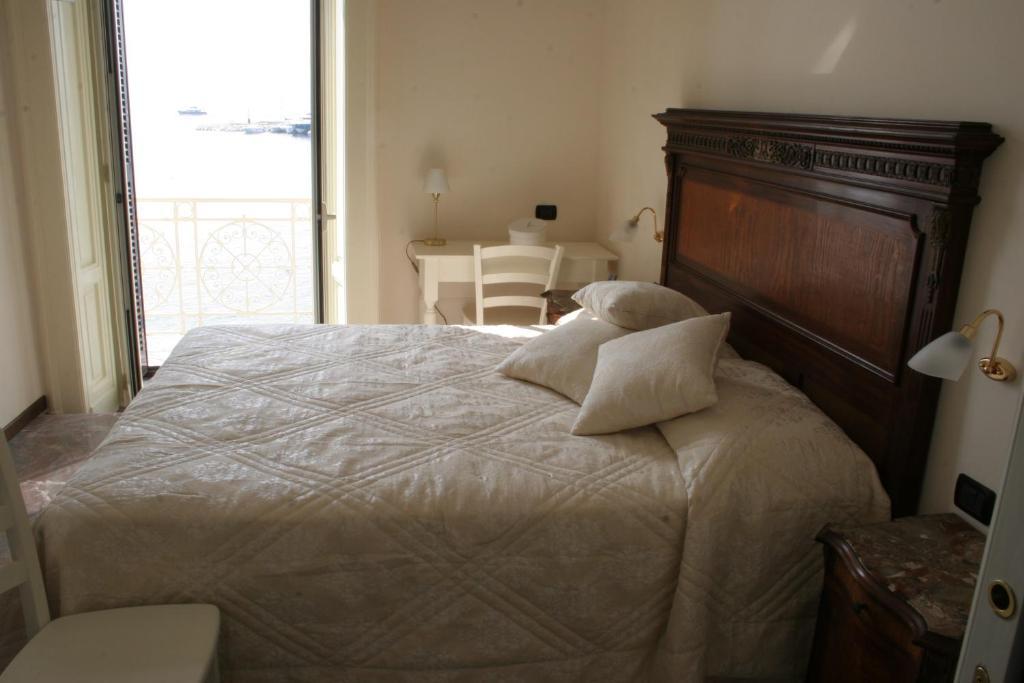La Dimora Dei Baroni Bed & Breakfast Napoli Oda fotoğraf