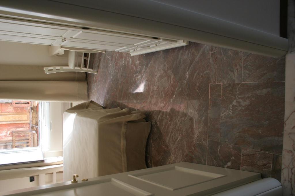 La Dimora Dei Baroni Bed & Breakfast Napoli Oda fotoğraf